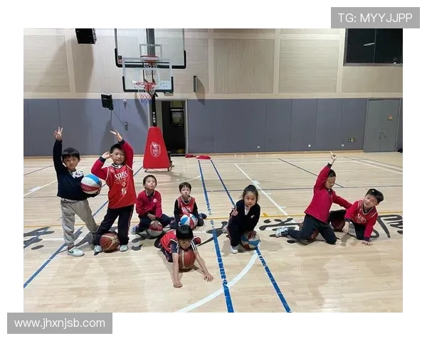 篮球竞技与团队协作:探索现代篮球战术与球员心理素质的深度结合 篮球竞技与团队协作:探索现代篮球战术与球员心理素质的深度结合